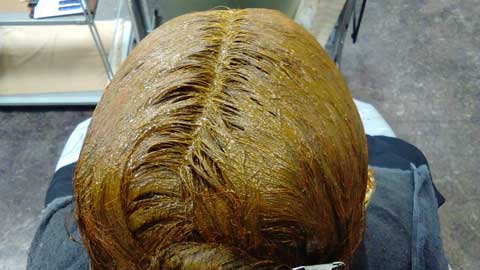 アレルギー対応草木染めカラー施術中